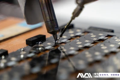Ar įkraunant galima naudoti įkraunamas ličio baterijas?